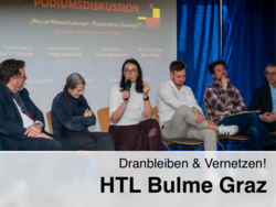 Podiumsdiskussion „Weg von Minimal-Lösungen – Pionierrolle für Österreich?“ mit sechs Expert:innen und Moderator, sitzend vor einer Leinwand mit Projektion, HTL Bulme Graz Banner unten.