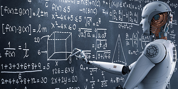 Roboter schreibt Formeln an eine Tafel