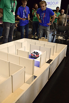 A robot drives through a labyrinth.