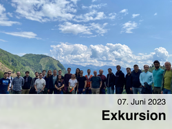 Gruppenfoto der ExkursionteilnehmerInnen vor Alpenpanorama.