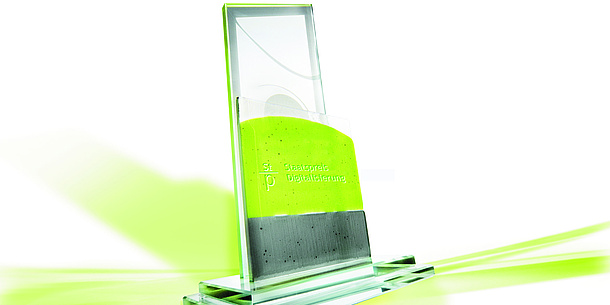 Glastrophäe mit der Aufschrift Staatspreis Digitalisierung