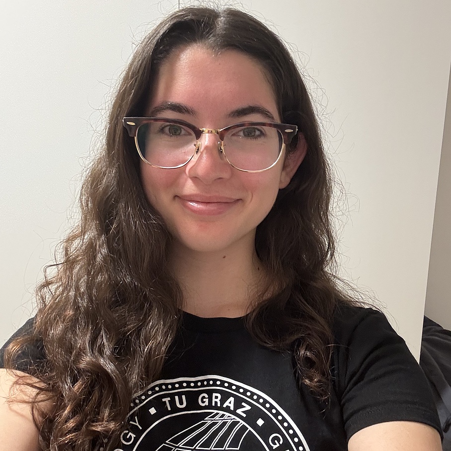 Frau, die lächelnd in die Kamera schaut und ein TU Graz Shirt trägt