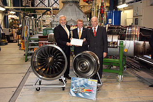 Mr. Kumpf (MTU), Rector Sünkel (TU Graz), and Prof. Heitmeir presenting components of the EJ 200 engine (Eurofighter) which were given to TU Graz by MTU.