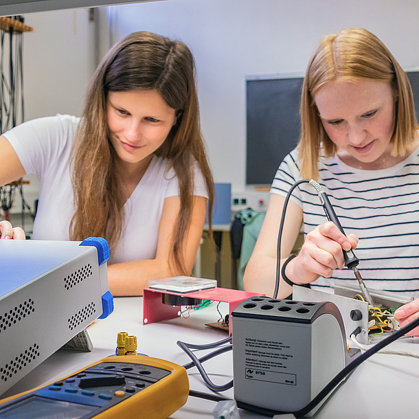 Two students of the Bachelor’s Degree Programme in Electrical Engineering at Graz University of Technology work in the electrical engineering laboratory