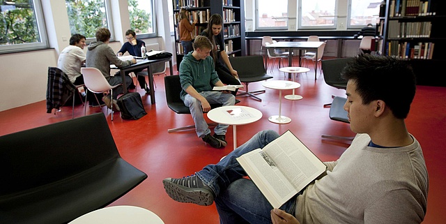 Personen in der Bibliothek. 