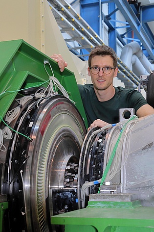 Congratulations to Dr. Simon Pramstrahler who received his PhD on 10 June 2025. He worked on the experimental and numerical investigation of the aerodynamic robustness of a turbine vane frame