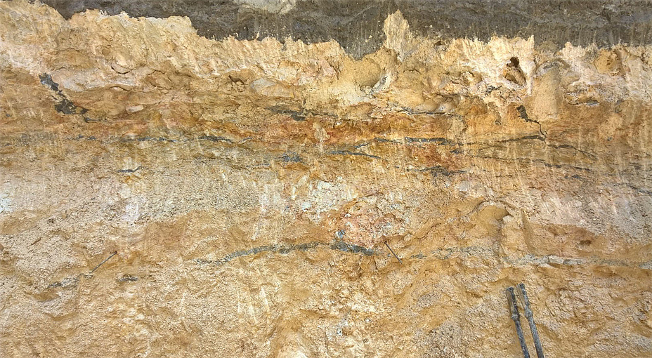 sandsteinfarbenes Stück Felsgrund