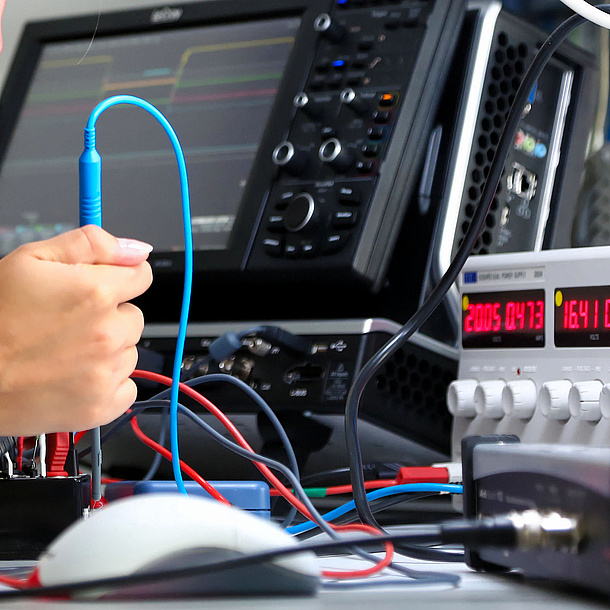 Measurements with several technical instruments. Photo source: Lunghammer - TU Graz