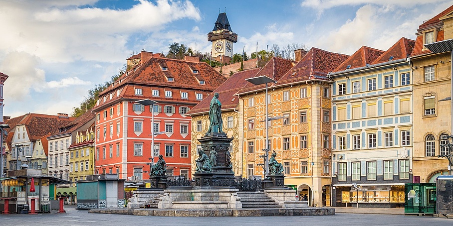 Grazer Altstadt mit Hauptplatz und Uhrturm