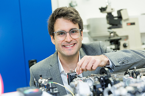 TU Graz researchers in a laser laboratory