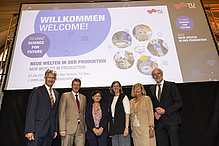 Personen vor einer Präsentation mit dem Text "Willkommen. Welcome! TU Graz Science for Future"