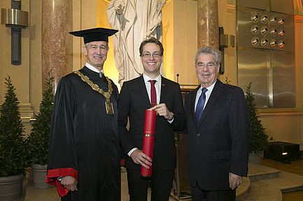 Rektor Harald Kainz, Carlo Alberto Boano und Bundespräsident Heinz Fischer in der Aula der TU Graz.