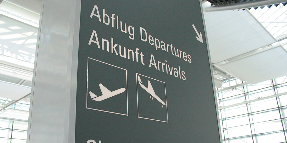 A sign with graphic representations of an aircraft taking off and an aircraft landing. 