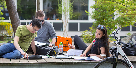 Drei Studierende auf einer Lerninsel am Campus Neue Technik