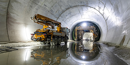 Tunnelbaufahrzeug im Inneren einer Tunnelbaustelle