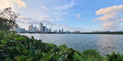Ausblick von der Bucht auf den Singapore Flyer, eines der höchsten Riesenräder der Welt