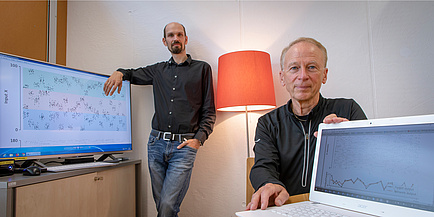 Zwei TU Graz-Forscher vor einem Computer-Bilfschirm