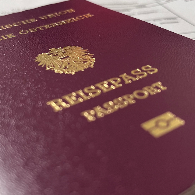 Nahaufnahme eines österreichischen Reisepasses.
