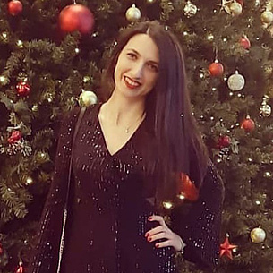 Young woman in front of a decorated Christmas tree
