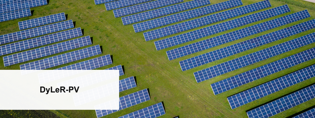 Freiflächen-PV-Anlage von oben.