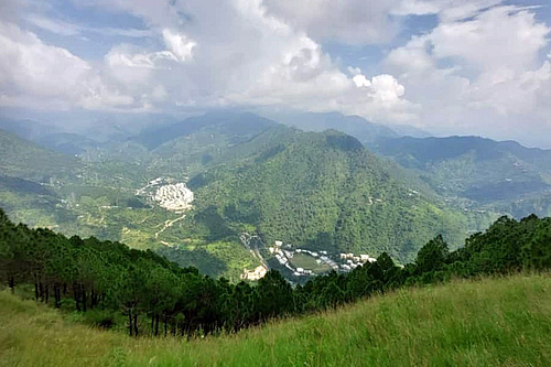 Blick auf den Mandi-Campus, der in den Bergen liegt. 