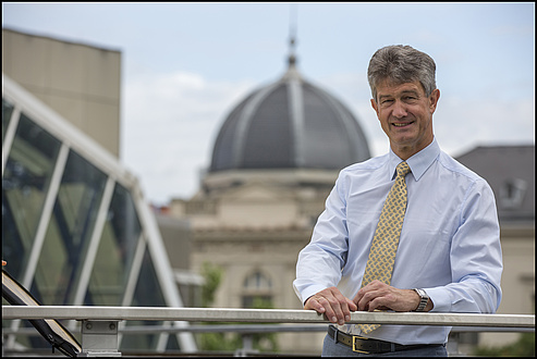 Rector Harald Kainz with the cupola of the main building at Campus Alte Technik in the backdrop