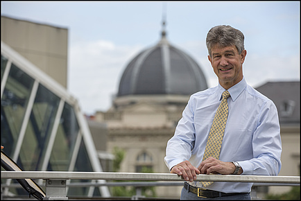 Rector Harald Kainz with the cupola of the main building at Campus Alte Technik in the backdrop