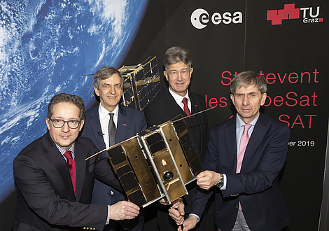 Vier Männer und das Modell des Nanosatelliten
