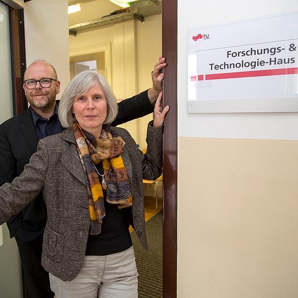 Head Ursula Diefenbach and Deputy Christoph Adametz standing in the open doorway of Research & Technology House. Photo source: Lunghammer - TU Graz