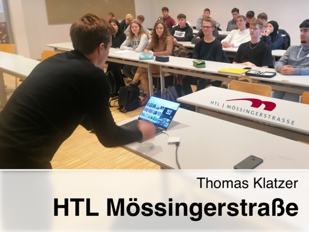 Thomas Klatzer stehend vor einer Klasse der HTL Mössingerstraße.