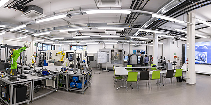 Fabrikshalle mit Roboterarmen und anderen hochmodernen Maschinen