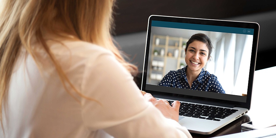 Eine Frau sieht ein Video auf einem Notebook an