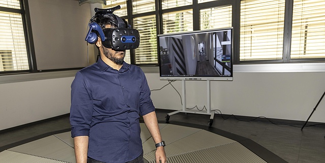 Eine Person mit einer Augmented-Reality Brille.