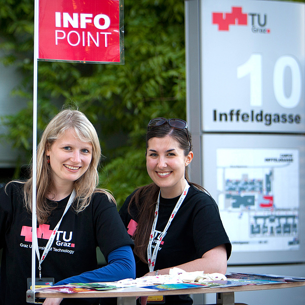 Two women at the info-point wearing a T-shirt of TU Graz. Photo source: Lunghammer - TU Graz