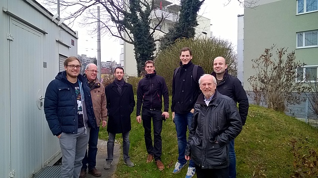 Students, lecturer and guide in front of the air quality monitoring site at Petersgasse 128, Graz.