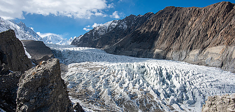Ein Gletscher in einem Gebirge.