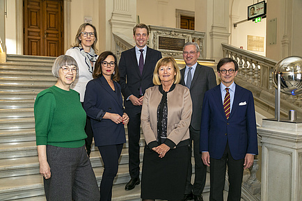 Gruppenbild mit vier Frauen und drei Männern