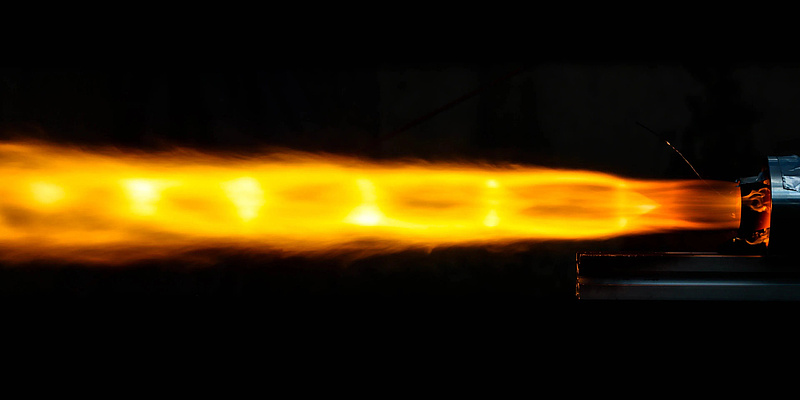 Der Antrieb einer Rakete vom Aerospace Team Graz nach dem Start, als er gerade Feuer wirft.