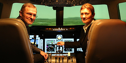 Reinhard Braunstingl und Ioana Koglbauer im Cockpit des Verkehrsflugzeugsimulators der TU Graz.