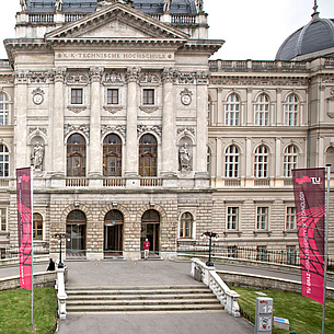 Front view of TU Graz. Photo source: Lunghammer - TU Graz