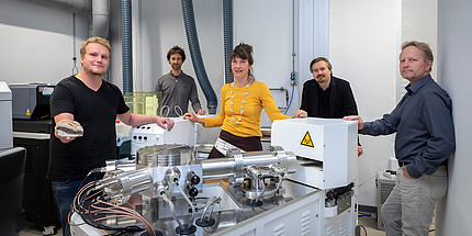 Gruppe von Tu Graz-Forschenden vor einem Massenspektrometer