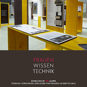 Ausstellungstische. Darunter der Text: Frauen Wissen Technik