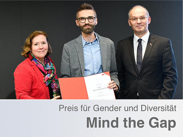 Preisträger des Mind the Gap Preises Robert Gaugl mit Urkunde in der Mitte. Links daneben Frau Barbara Herz und rechts daneben Herr Stefan Vorbach.
