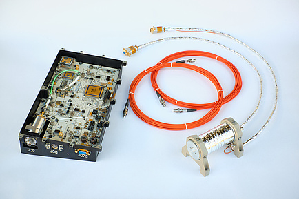 Bauteil mit sichtbaren elektronischen Bestandteilen, zwei Ringe und Kabel