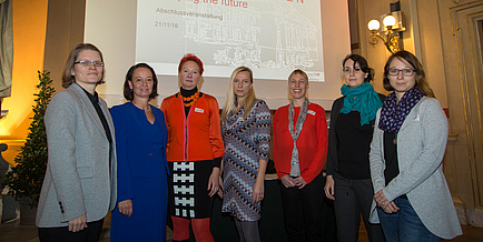 [Translate to Englisch:] Gruppenfoto in der Aula, von links nach rechts Katrin Ellermann, Stefanie Lindstaedt, Tanja Wrodnigg, Juliane Bogner-Strauss, Annette Mütze, Maria Cecilia Poletti und Gabriele Berg, am Foto vertreten von Martina Köberl.