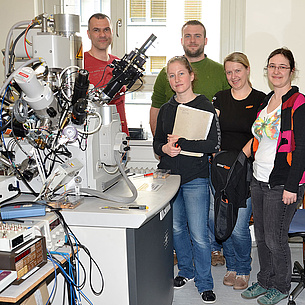 Rasterelektronenmikroskop, daneben eine Gruppe von Menschen. Bildquelle: Margit Wallner – TU Graz
