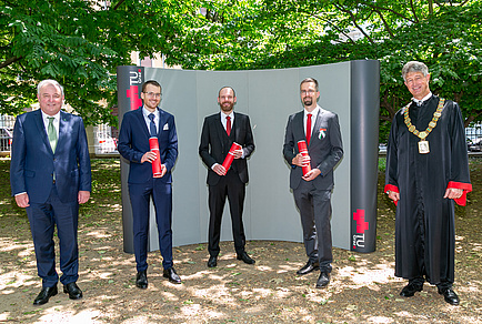 Fünf Herren im Park in Festkleidung bzw. Talar