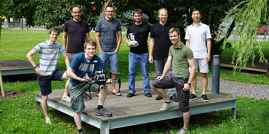 Ein Gruppenbild der "Graz Griffins" mit Drohnen.