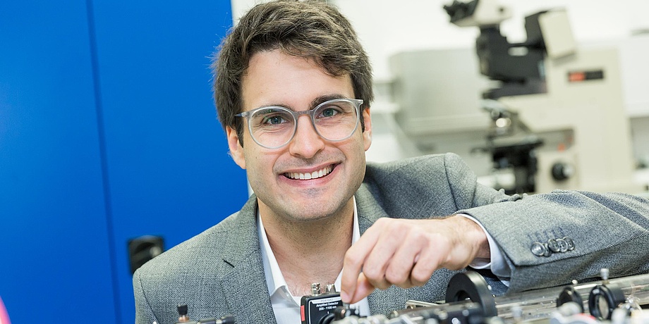 TU Graz researchers in a laser laboratory