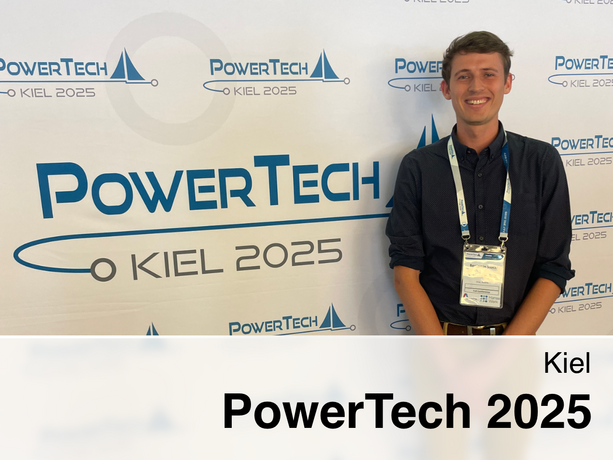 Benjamin vor einem PowerTech Poster.
